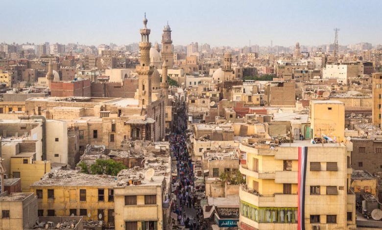 بعد خمس سنوات في السجون المصرية… بدر محمد يلتقي بزوجته النمساوية إثر الإفراج عنه بفضل جهود دولية