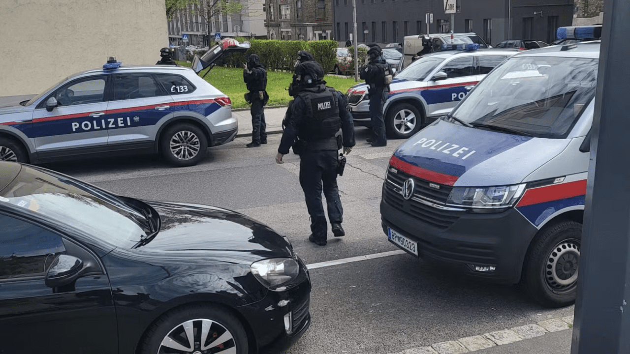 اعتقال نمساوي بعد سطوه على بنك بمسدس وهمي في “Landstraße” في فيينا اعتقال نمساوي بعد سطوه على بنك بمسدس وهمي في “Landstraße” في فيينا