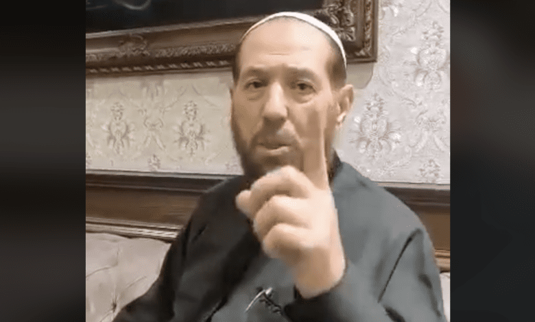 من منبر الدين إلى منصة التحريض: كيف خدم أحمد حسون آلة القمع السورية؟ من منبر الدين إلى منصة التحريض: كيف خدم أحمد حسون آلة القمع السورية؟