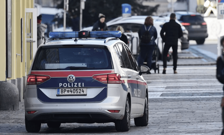 اعتقال شاب نمساوي من أصول هندية في فيينا هاجم أسرته بعنف وحاول الهرب من الشرطة اعتقال شاب نمساوي من أصول هندية في فيينا هاجم أسرته بعنف وحاول الهرب من الشرطة