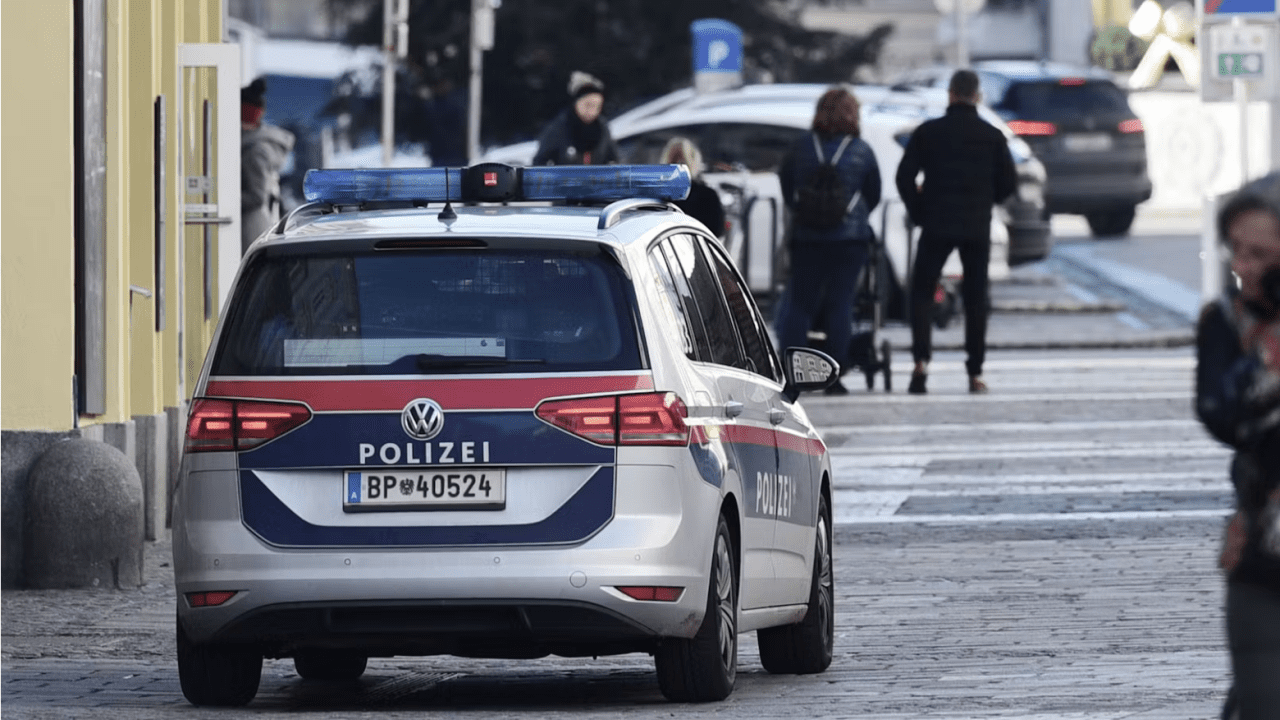 اعتقال شاب نمساوي من أصول هندية في فيينا هاجم أسرته بعنف وحاول الهرب من الشرطة اعتقال شاب نمساوي من أصول هندية في فيينا هاجم أسرته بعنف وحاول الهرب من الشرطة