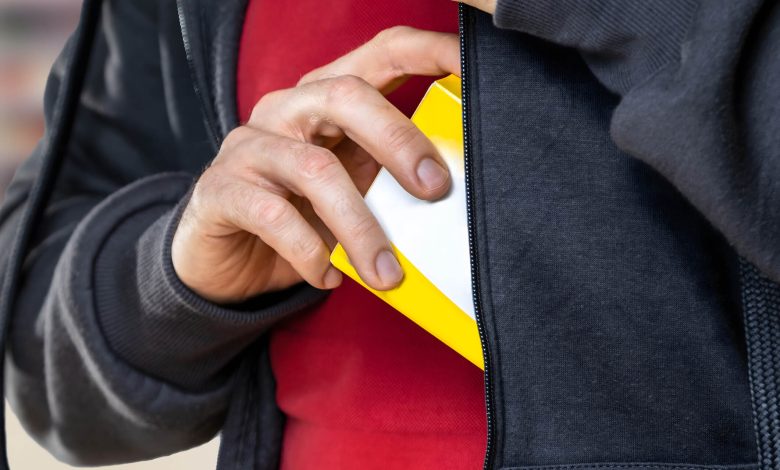 الشرطة في فيينا تضبط سوريين بحوزتهما سكاكين وجهاز صعق كهربائي بعد سرقة متجر الشرطة في فيينا تضبط سوريين بحوزتهما سكاكين وجهاز صعق كهربائي بعد سرقة متجر