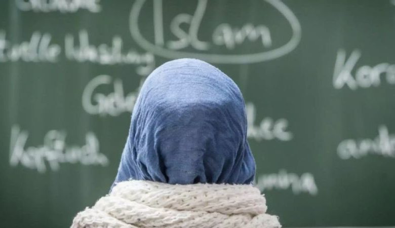 إجراءات جديدة في النمسا: حظر الحجاب ومكافحة التطرف عبر الإنترنت