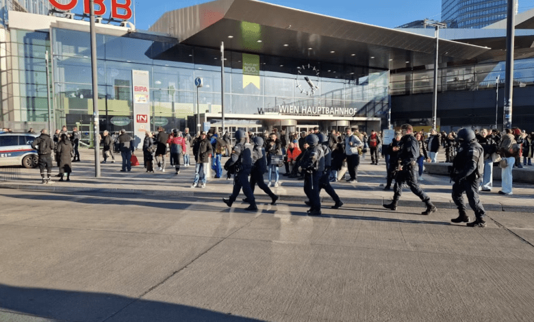 إخلاء أكبر محطة قطار في النمسا (Wien Hauptbahnhof) بعد تلقي تهديد بوجود قنبلة إخلاء أكبر محطة قطار في النمسا (Wien Hauptbahnhof) بعد تلقي تهديد بوجود قنبلة