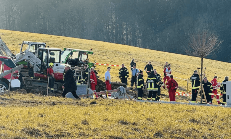 إصابة خمسة أشخاص ومصرع عاملين في حادث إنيهار للتربة في موقع بناء بالنمسا العليا إصابة خمسة أشخاص ومصرع عاملين في حادث إنيهار للتربة في موقع بناء بالنمسا العليا