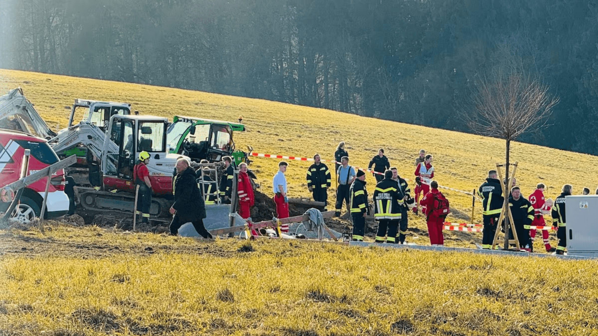 إصابة خمسة أشخاص ومصرع عاملين في حادث إنيهار للتربة في موقع بناء بالنمسا العليا إصابة خمسة أشخاص ومصرع عاملين في حادث إنيهار للتربة في موقع بناء بالنمسا العليا