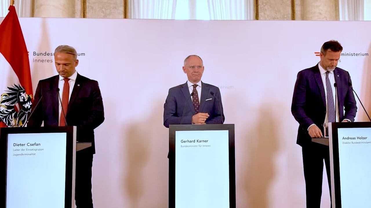وزير الداخلية: زيادة الجرائم بنسبة 30٪ بين السوريين في النمسا ضمن البلاغات الجنائية لعام 2024 وزير الداخلية: زيادة الجرائم بنسبة 30٪ بين السوريين في النمسا ضمن البلاغات الجنائية لعام 2024