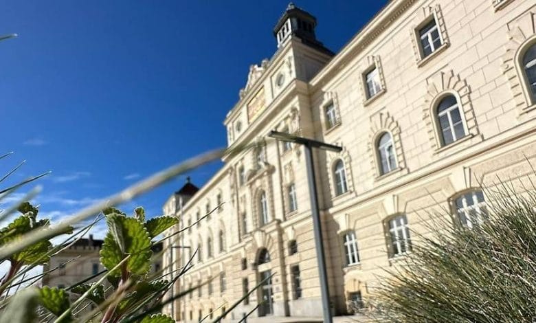 السجن مع وقف التنفيذ لشاب أدين بنشر دعاية لـ”داعش” والتورط بعلاقات مع منفذ هجوم فيينا 2020 السجن مع وقف التنفيذ لشاب أدين بنشر دعاية لـ”داعش” والتورط بعلاقات مع منفذ هجوم فيينا 2020