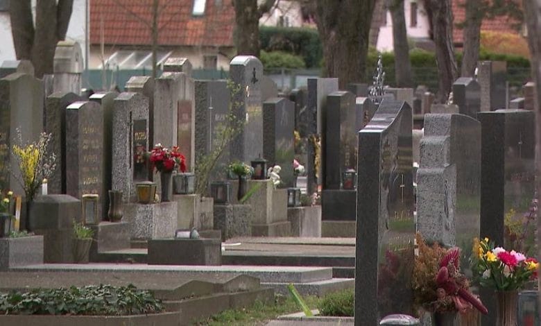 مجهولون يفتحون 60 تابوتًا لجثث من الأقليات في مقابر فيينا.. والشرطة تشتبه بعصابة تخريب منظّمة مجهولون يفتحون 60 تابوتًا لجثث من الأقليات في مقابر فيينا.. والشرطة تشتبه بعصابة تخريب منظّمة