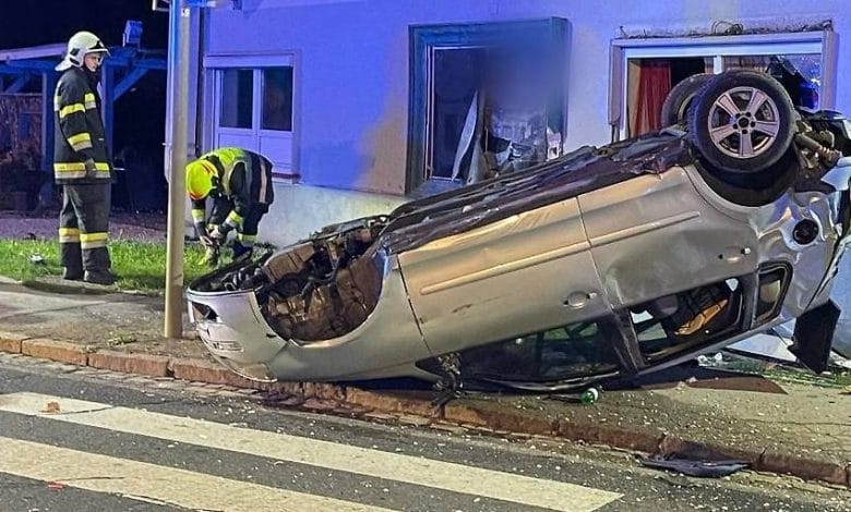 شاب نمساوي مخمور يتسبب بأضرار بالغة بعد انقلاب سيارته واصطدامها بواجهة منزل في فيلاخ شاب نمساوي مخمور يتسبب بأضرار بالغة بعد انقلاب سيارته واصطدامها بواجهة منزل في فيلاخ