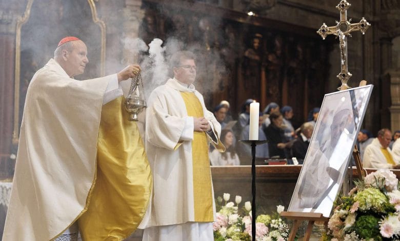 مئات يشيّعون البابا فرانسيس في كنيسة Stephansdom بالعاصمة فيينا
