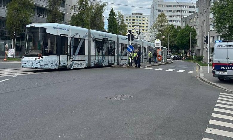 مصرع امرأة تحت عجلات ترام في Linz-Urfahr في النمسا بعد حادث مروع مصرع امرأة تحت عجلات ترام في Linz-Urfahr في النمسا بعد حادث مروع