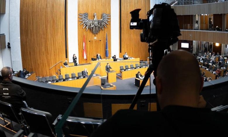 FPÖ يضغط على البرلمان لوقف شامل للجوء ويطالب بتجريم دخول المهاجرين غير النظاميين الى النمسا FPÖ يضغط على البرلمان لوقف شامل للجوء ويطالب بتجريم دخول المهاجرين غير النظاميين الى النمسا