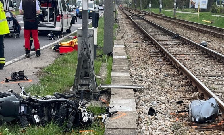 وفاة شاب من فيينا في حادث دراجة نارية اصطدم بعمود إشارة قطار في النمسا السفلى وفاة شاب من فيينا في حادث دراجة نارية اصطدم بعمود إشارة قطار في النمسا السفلى