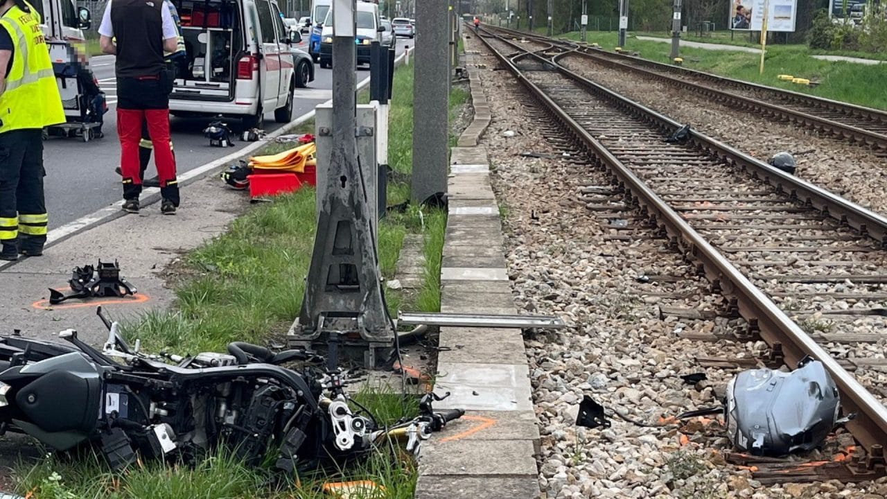 وفاة شاب من فيينا في حادث دراجة نارية اصطدم بعمود إشارة قطار في النمسا السفلى وفاة شاب من فيينا في حادث دراجة نارية اصطدم بعمود إشارة قطار في النمسا السفلى