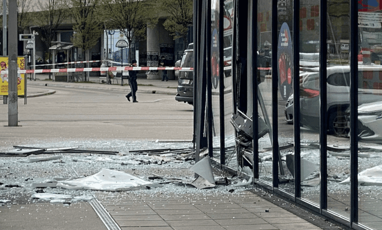 مداهمة في هولندا بعد إصابة شاب من أصول شمال أفريقية بطلق ناري خلال فراره إثر تفجير بنك في فيينا مداهمة في هولندا بعد إصابة شاب من أصول شمال أفريقية بطلق ناري خلال فراره إثر تفجير بنك في فيينا