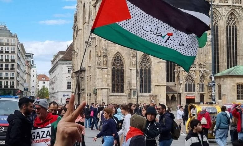 نساء فلسطين يحولن قضية فلسطين إلى معلم سياحي وسط فيينا لجذب انتباه السياح نساء فلسطين يحولن قضية فلسطين إلى معلم سياحي وسط فيينا لجذب انتباه السياح