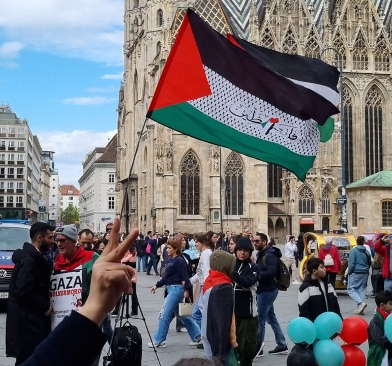 نساء فلسطين يحولن قضية فلسطين إلى معلم سياحي وسط فيينا لجذب انتباه السياح نساء فلسطين يحولن قضية فلسطين إلى معلم سياحي وسط فيينا لجذب انتباه السياح