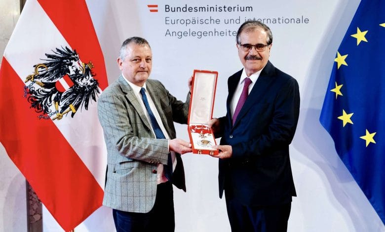النمسا تكرم السفير العراقي بكر فتاح بوسام الشرف الكبير تقديرًا لجهوده الدبلوماسية النمسا تكرم السفير العراقي بكر فتاح بوسام الشرف الكبير تقديرًا لجهوده الدبلوماسية
