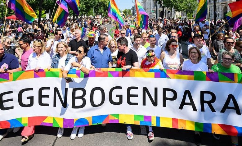 فيينا تستعد لمسيرة “Regenbogenparade” بمشاركة 300 ألف شخص ضمن فعالية Vienna Pride فيينا تستعد لمسيرة “Regenbogenparade” بمشاركة 300 ألف شخص ضمن فعالية Vienna Pride