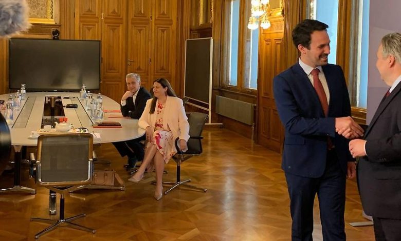 العمدة لودفيغ يعلن تجديد التحالف بين SPÖ وNEOS لحكم فيينا العمدة لودفيغ يعلن تجديد التحالف بين SPÖ وNEOS لحكم فيينا