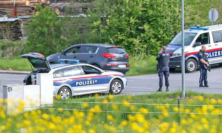 مجري يفر بعد قتله امرأة ألمانية في سالزبورغ أمام صديقتها ووسط الشارع مجري يفر بعد قتله امرأة ألمانية في سالزبورغ أمام صديقتها ووسط الشارع