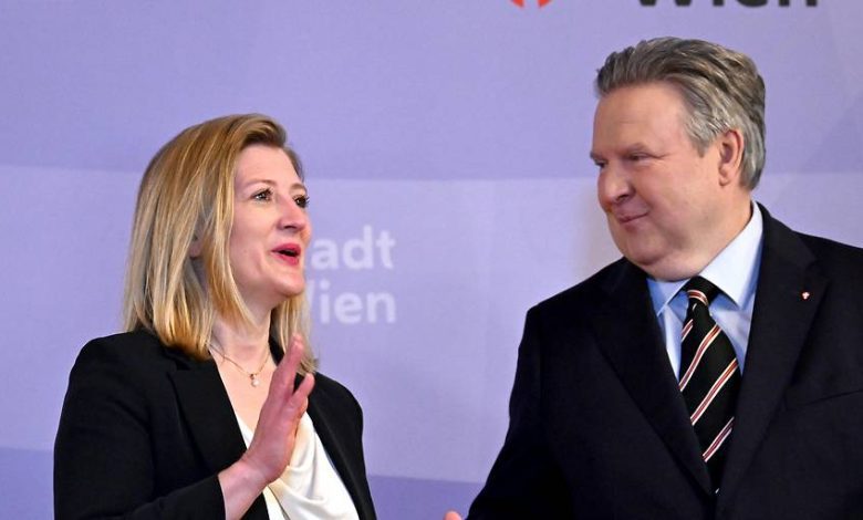 اتفاق بين SPÖ وNEOS على مواصلة التعاون في حكومة فيينا وسط تكتم على البرنامج اتفاق بين SPÖ وNEOS على مواصلة التعاون في حكومة فيينا وسط تكتم على البرنامج