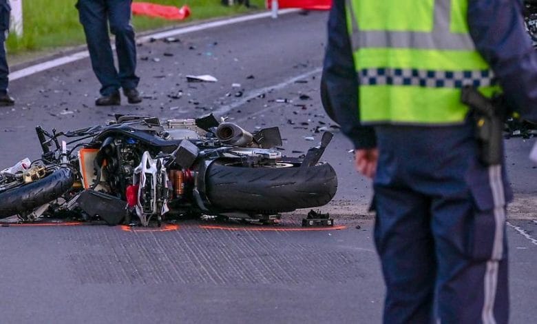 مصرع شاب وإصابة آخر في حادثي دراجة نارية أثناء التجاوز بالنمسا العليا مصرع شاب وإصابة آخر في حادثي دراجة نارية أثناء التجاوز بالنمسا العليا