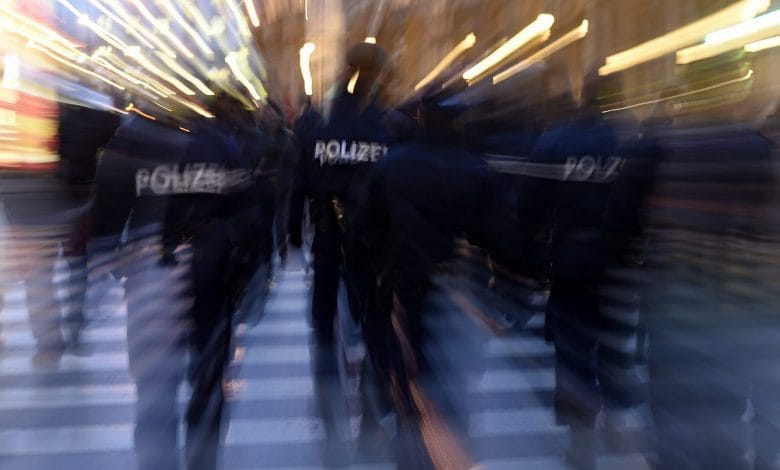 القبض على نمساوي وُجد نائمًا على سرير منزل اقتحمه في فيينا بقصد السرقة القبض على نمساوي وُجد نائمًا على سرير منزل اقتحمه في فيينا بقصد السرقة