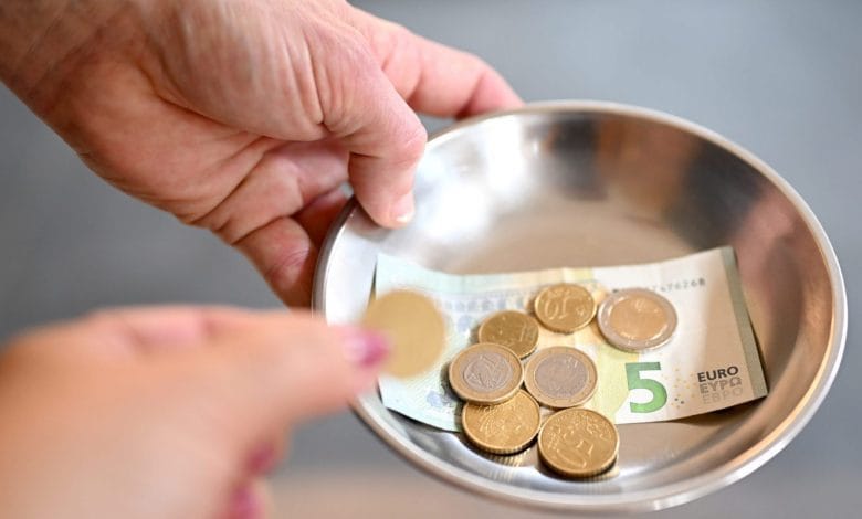 دراسة: 72% من النمساويين يقدمون البقشيش بانتظام وسط مطالب بإعفائه من الضرائب دراسة: 72% من النمساويين يقدمون البقشيش بانتظام وسط مطالب بإعفائه من الضرائب