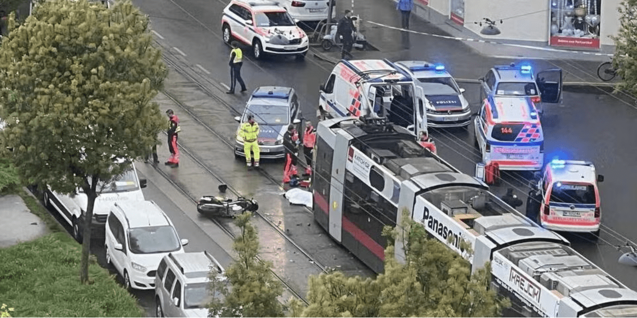 مصرع يوناني في فيينا بعد اصطدام دراجته النارية بعربة ترامواي في شارع Taborstraße مصرع يوناني في فيينا بعد اصطدام دراجته النارية بعربة ترامواي في شارع Taborstraße