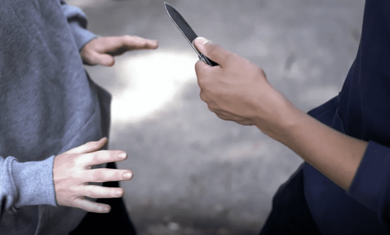ثلاثة طعنات من ثلاث سوريين تترك شابًا بين الحياة والموت في فيينا الحي العاشر ثلاثة طعنات من ثلاث سوريين تترك شابًا بين الحياة والموت في فيينا الحي العاشر