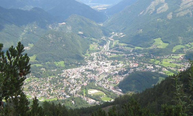 الشرطة توقف رجلاً عاريًا أثار الفوضى في مدينة Bad Ischl السياحية بالنمسا العليا الشرطة توقف رجلاً عاريًا أثار الفوضى في مدينة Bad Ischl السياحية بالنمسا العليا