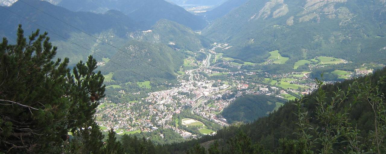 الشرطة توقف رجلاً عاريًا أثار الفوضى في مدينة Bad Ischl السياحية بالنمسا العليا الشرطة توقف رجلاً عاريًا أثار الفوضى في مدينة Bad Ischl السياحية بالنمسا العليا