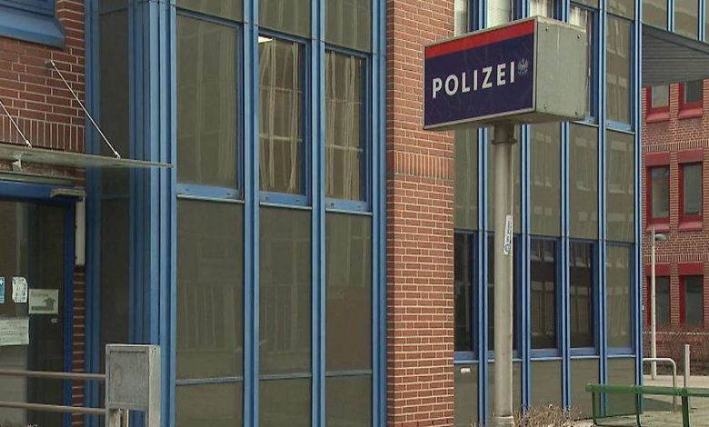 شرطة فيينا تقيد استقبال المواطنين في العطل ضمن خطة تقشف مع 29 مركزًا فقط شرطة فيينا تقيد استقبال المواطنين في العطل ضمن خطة تقشف مع 29 مركزًا فقط