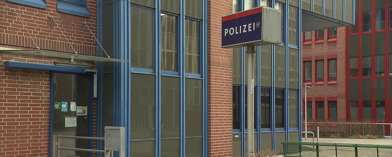 شرطة فيينا تقيد استقبال المواطنين في العطل ضمن خطة تقشف مع 29 مركزًا فقط شرطة فيينا تقيد استقبال المواطنين في العطل ضمن خطة تقشف مع 29 مركزًا فقط