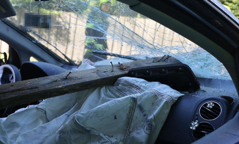 نجاة شابة بأعجوبة بعد اختراق قطعة خشبية زجاج السيارة الأمامي في حادث بالنمسا العليا نجاة شابة بأعجوبة بعد اختراق قطعة خشبية زجاج السيارة الأمامي في حادث بالنمسا العليا