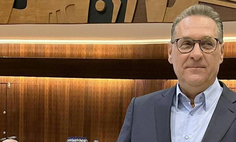 براتب 600 يورو.. شتراخه يؤدي اليمين كعضو في مجلس حي Floridsdorf بفيينا ويعلن: “لن أترشح مجددًا” براتب 600 يورو.. شتراخه يؤدي اليمين كعضو في مجلس حي Floridsdorf بفيينا ويعلن: “لن أترشح مجددًا”