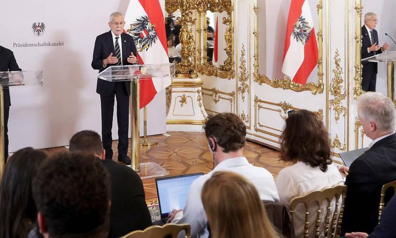 النمسا تؤكد وقوفها إلى جانب أوكرانيا في أول زيارة رسمية لزلنسكي منذ الغزو الروسي النمسا تؤكد وقوفها إلى جانب أوكرانيا في أول زيارة رسمية لزلنسكي منذ الغزو الروسي