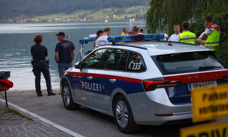 وفاة ممارس رياضة التجديف واقفاً بعد غرقه في بحيرة Wolfgangsee في سالزبورغ وفاة ممارس رياضة التجديف واقفاً بعد غرقه في بحيرة Wolfgangsee في سالزبورغ