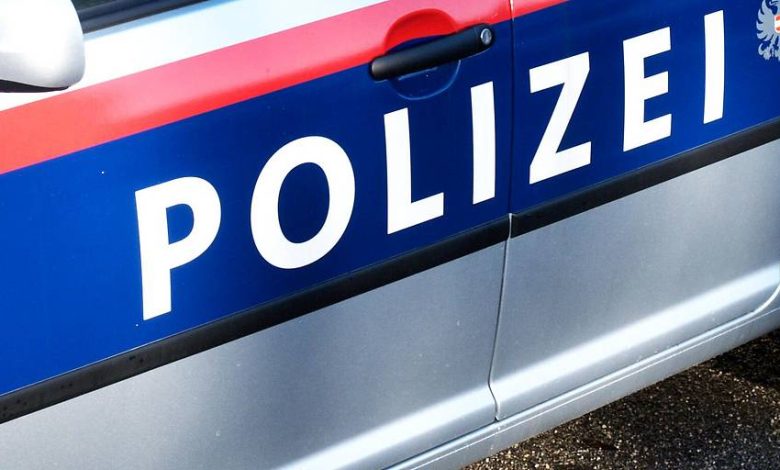 سحب رخصة قيادة سائق فر من الشرطة بسرعة 240 كلم قبل أن يوقفه حادث في النمسا العليا سحب رخصة قيادة سائق فر من الشرطة بسرعة 240 كلم قبل أن يوقفه حادث في النمسا العليا