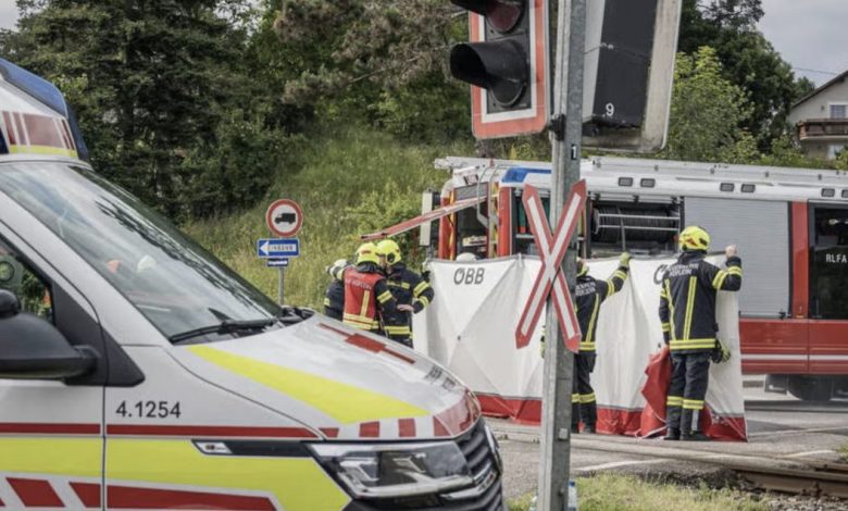 طفل يفقد حياته دهسًا تحت عجلات قطار أثناء عبوره معبرًا غير مؤمّنًا بدراجته في النمسا العليا طفل يفقد حياته دهسًا تحت عجلات قطار أثناء عبوره معبرًا غير مؤمّنًا بدراجته في النمسا العليا