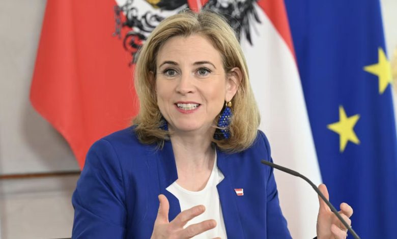وزيرة خارجية النمسا: لسنا محايدين سياسيًا وعلى النمسا إدانة حرب بوتين وزيرة خارجية النمسا: لسنا محايدين سياسيًا وعلى النمسا إدانة حرب بوتين