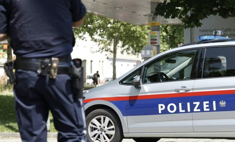 توقيف 6 مراهقين من سوريا والعراق بعد طعن رجل في ساحة عامة شرق فيينا توقيف 6 مراهقين من سوريا والعراق بعد طعن رجل في ساحة عامة شرق فيينا