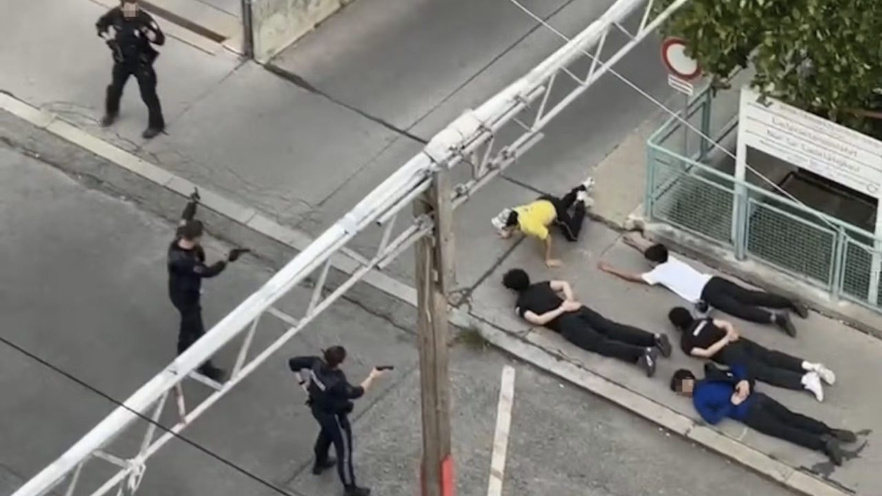 اعتقال مراهقين سوريين وأفغان مسلحين في شجار مع أتراك بفيينا اعتقال مراهقين سوريين وأفغان مسلحين في شجار مع أتراك بفيينا