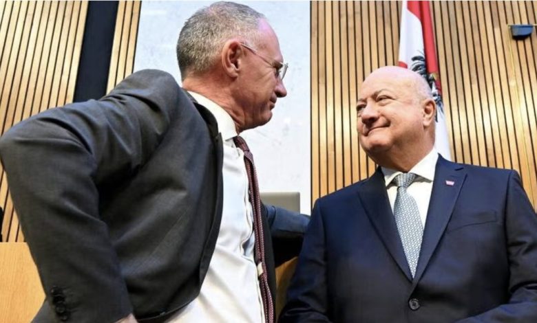 الحكومة النمساوية توقف لمّ شمل الأسر لمدة ستة أشهر قابلة للتمديد الحكومة النمساوية توقف لمّ شمل الأسر لمدة ستة أشهر قابلة للتمديد
