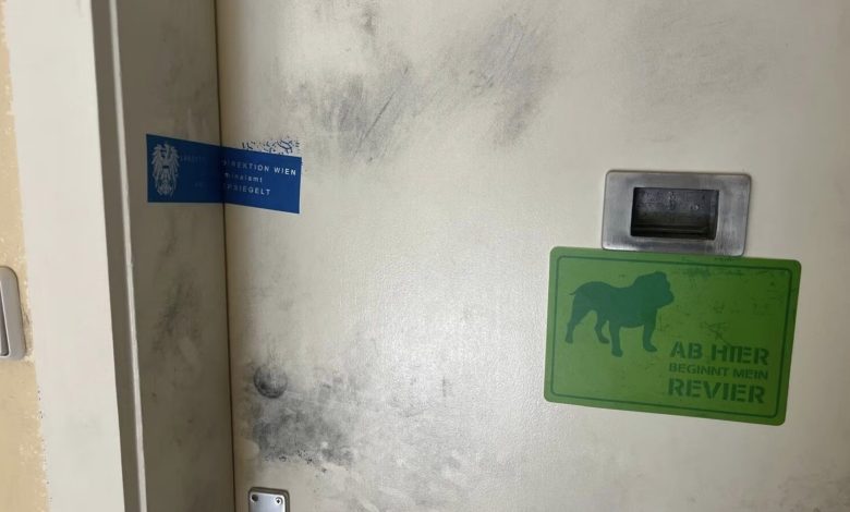 الشرطة تحقق في وفاة غامضة لامرأة تحلّلت جثتها داخل شقتها في فيينا، وسط مؤشرات على تعرّضها للعنف الشرطة تحقق في وفاة غامضة لامرأة تحلّلت جثتها داخل شقتها في فيينا، وسط مؤشرات على تعرّضها للعنف