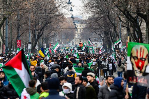 منظمات حقوقية: النمسا تؤخر عمداً قرارات لجوء السوريين وتُربك حالات لمّ الشمل منظمات حقوقية: النمسا تؤخر عمداً قرارات لجوء السوريين وتُربك حالات لمّ الشمل