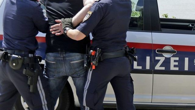 عديم الجنسية يهدد زوجته وأطفاله في فيينا بالقتل رغم صدور حظر اقتراب ضده عديم الجنسية يهدد زوجته وأطفاله في فيينا بالقتل رغم صدور حظر اقتراب ضده