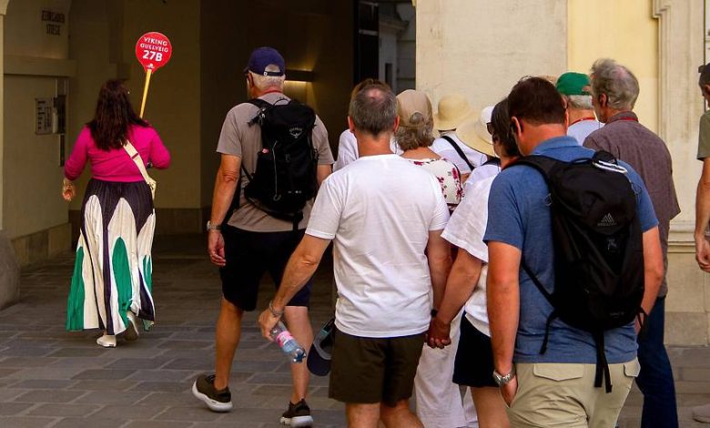 فيينا تسجّل تراجعاً في أعداد السياح في أغسطس لأول مرة منذ سنوات بسبب حرارة الصيف وتراجع الحفلات الكبرى فيينا تسجّل تراجعاً في أعداد السياح في أغسطس لأول مرة منذ سنوات بسبب حرارة الصيف وتراجع الحفلات الكبرى
